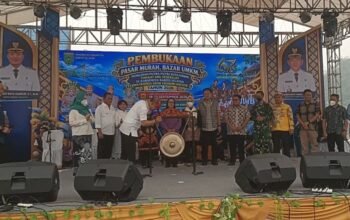 tengah-kepungan-kabut-karhutla,-bupati-barsel-buka-pasar-murah-dan-bazar-umkm-diikuti-152-lapak-pedagang