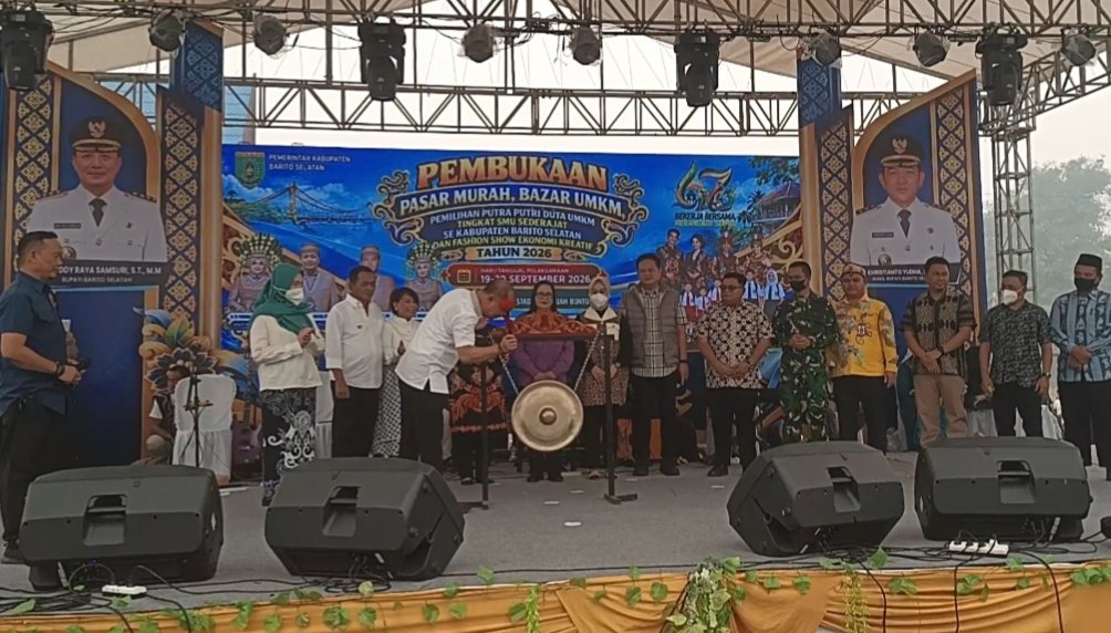 tengah-kepungan-kabut-karhutla,-bupati-barsel-buka-pasar-murah-dan-bazar-umkm-diikuti-152-lapak-pedagang