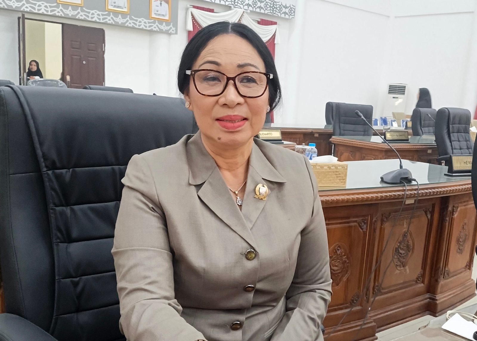 yangsi-hartini-resmi-pimpin-fraksi-pdi-p-dprd-barsel,-farid-yusran:-agar-tugas-lebih-efektif