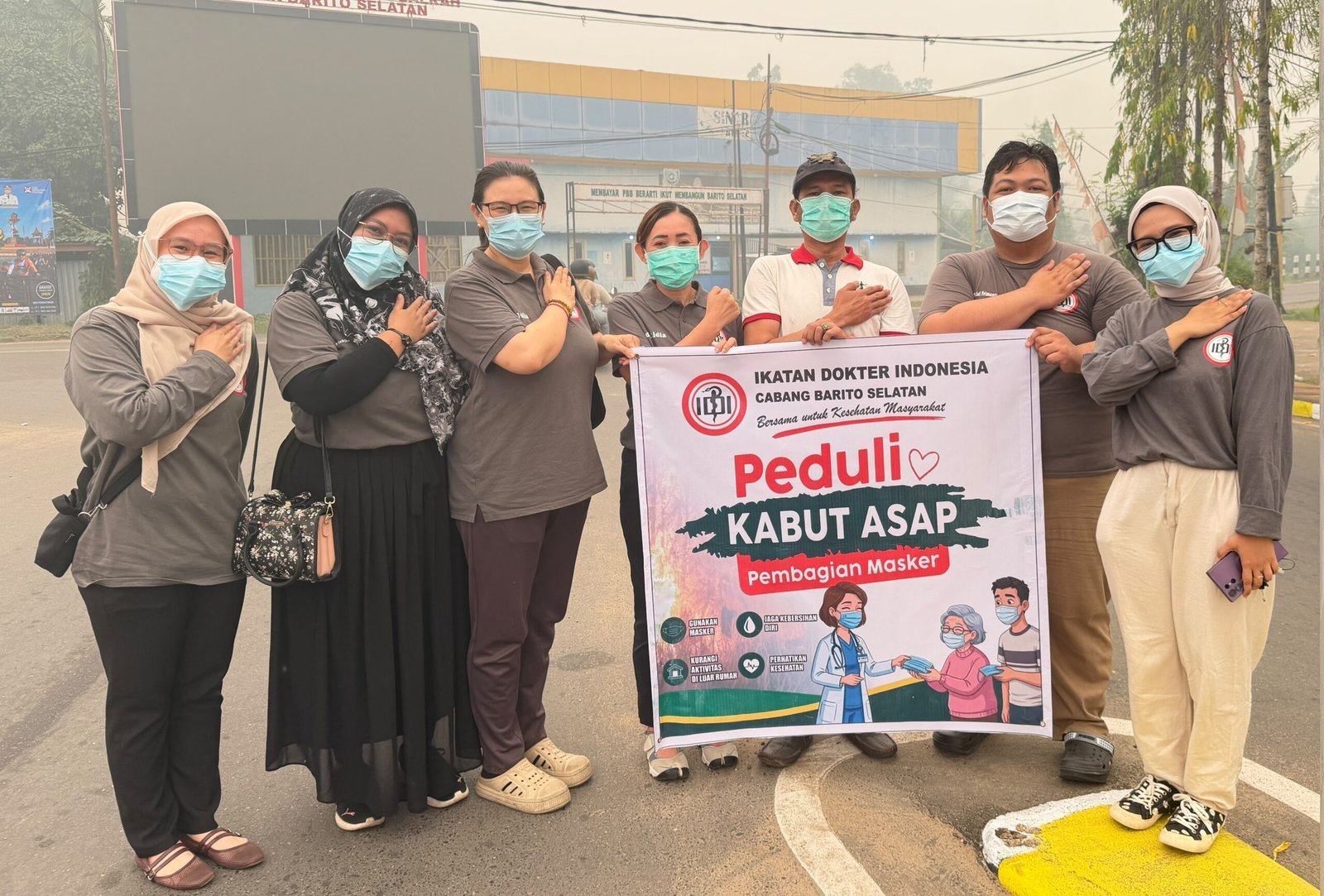 kabut-asap-karhutla-makin-pekat,-idi-barsel-bagikan-500-masker-gratis-ke-warga