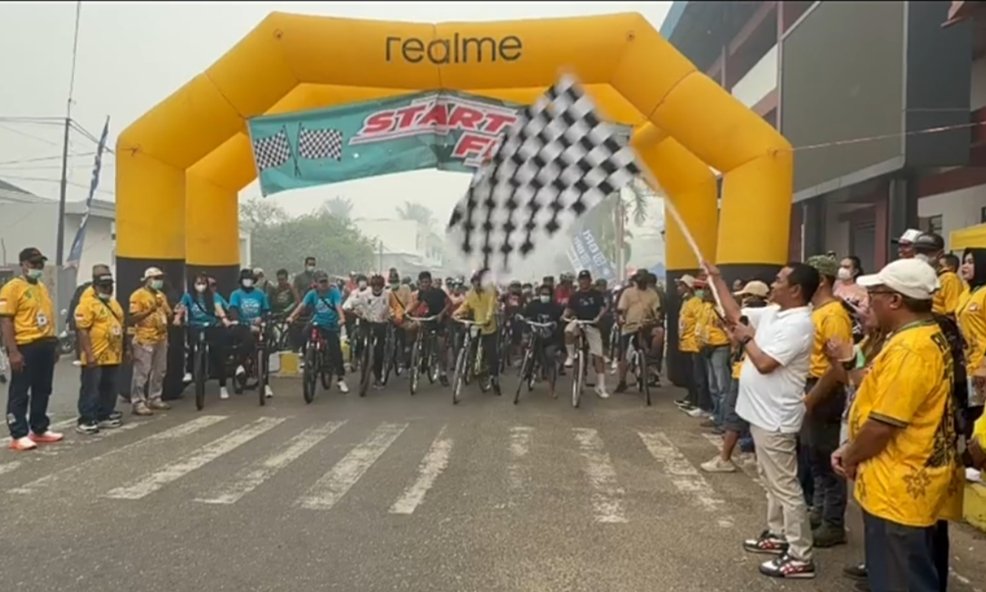 ratusan-peserta-ramaikan-fun-bike-hut-ke-67-barsel,-wabup-khristianto-yudha-kibarkan-bendera-start