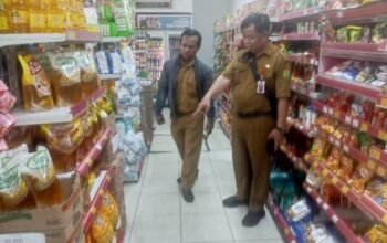 sidak-pasar-di-buntok,-dkukmpp-barsel-temukan-dua-merek-beras-tak-sesuai-standar