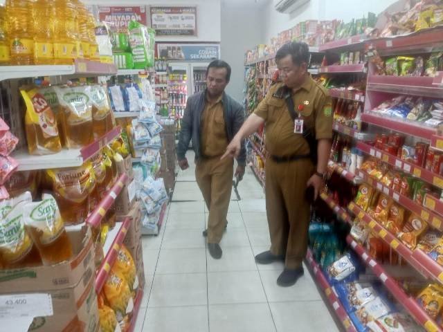 sidak-pasar-di-buntok,-dkukmpp-barsel-temukan-dua-merek-beras-tak-sesuai-standar