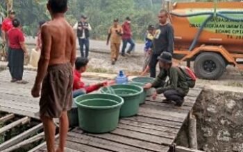 musim-kemarau,-pemkab-barsel-salurkan-272.600-liter-air-bersih-gratis-ke-16-desa-dan-kelurahan