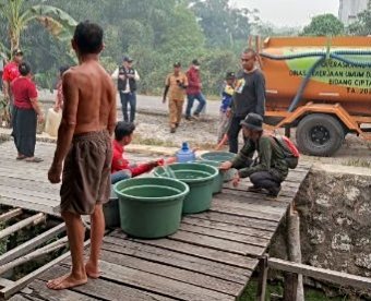musim-kemarau,-pemkab-barsel-salurkan-272.600-liter-air-bersih-gratis-ke-16-desa-dan-kelurahan