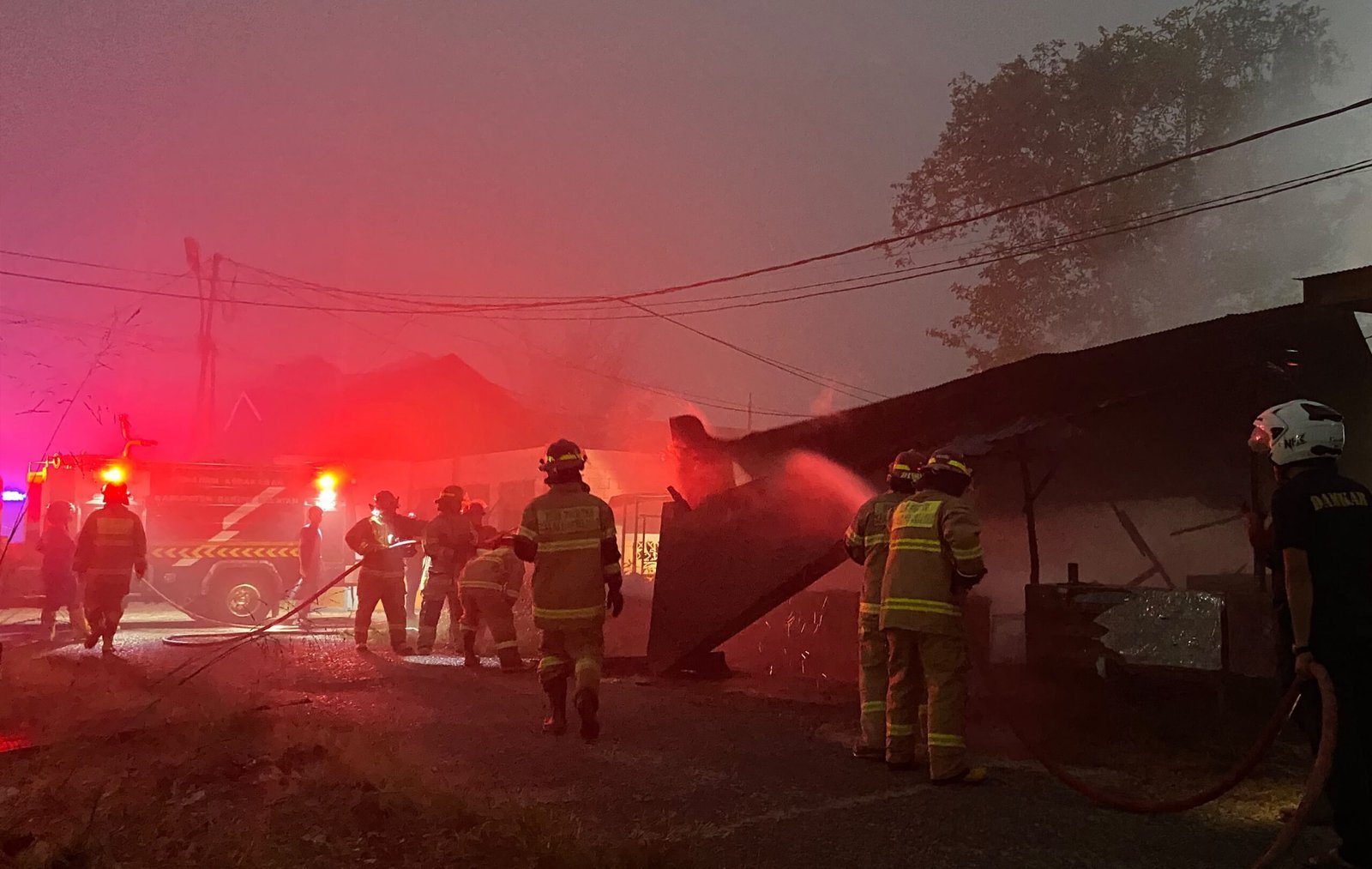 warung-mama-maradona-di-buntok-ludes-terbakar,-damkar-bergerak-cepat-jinakkan-api