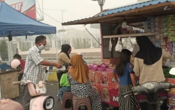 peduli-warga-terdampak-kabut-asap,-h.-raden-sudarto-bagikan-ribuan-masker-gratis-di-buntok