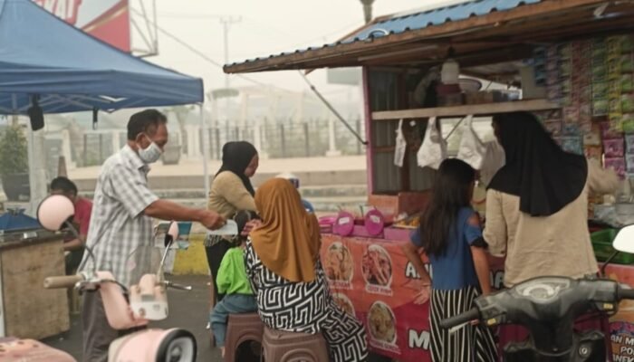 Peduli Warga Terdampak Kabut Asap, H. Raden Sudarto Bagikan Ribuan Masker Gratis di Buntok