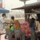 peduli-warga-terdampak-kabut-asap,-h.-raden-sudarto-bagikan-ribuan-masker-gratis-di-buntok