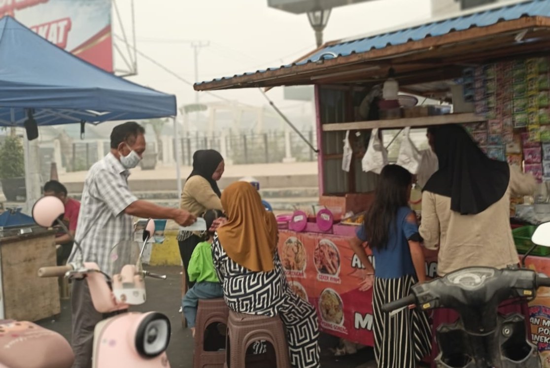 peduli-warga-terdampak-kabut-asap,-h.-raden-sudarto-bagikan-ribuan-masker-gratis-di-buntok