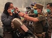 Cegah ISPA Akibat Kabut Asap Karhutla, Satpol PP Barsel Bagikan Masker Gratis