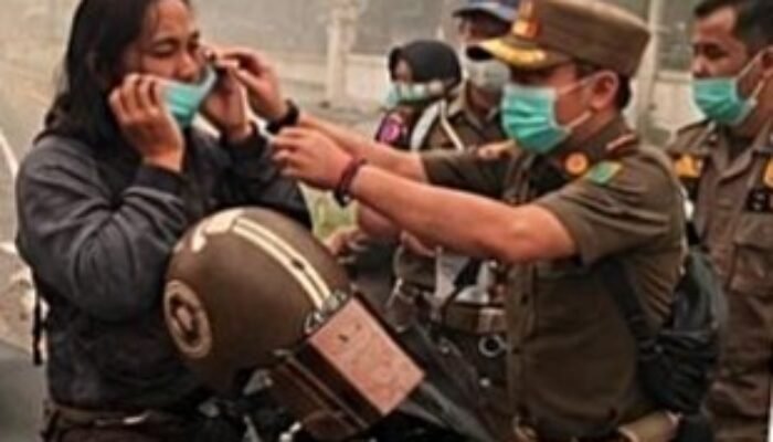 Cegah ISPA Akibat Kabut Asap Karhutla, Satpol PP Barsel Bagikan Masker Gratis
