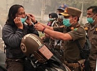 cegah-ispa-akibat-kabut-asap-karhutla,-satpol-pp-barsel-bagikan-masker-gratis