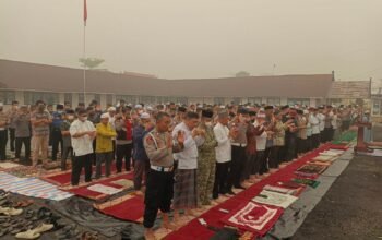 prihatin-kabut-asap-karhutla,-polres-barsel-gelar-sholat-istisqa-memohon-hujan-segera-turun