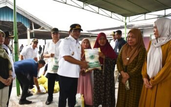 bupati-dan-wabup-barsel-salurkan-bansos-dan-cadangan-pangan-ke-rantau-bahuang,-keluarga-berisiko-stunting-jadi-perhatian