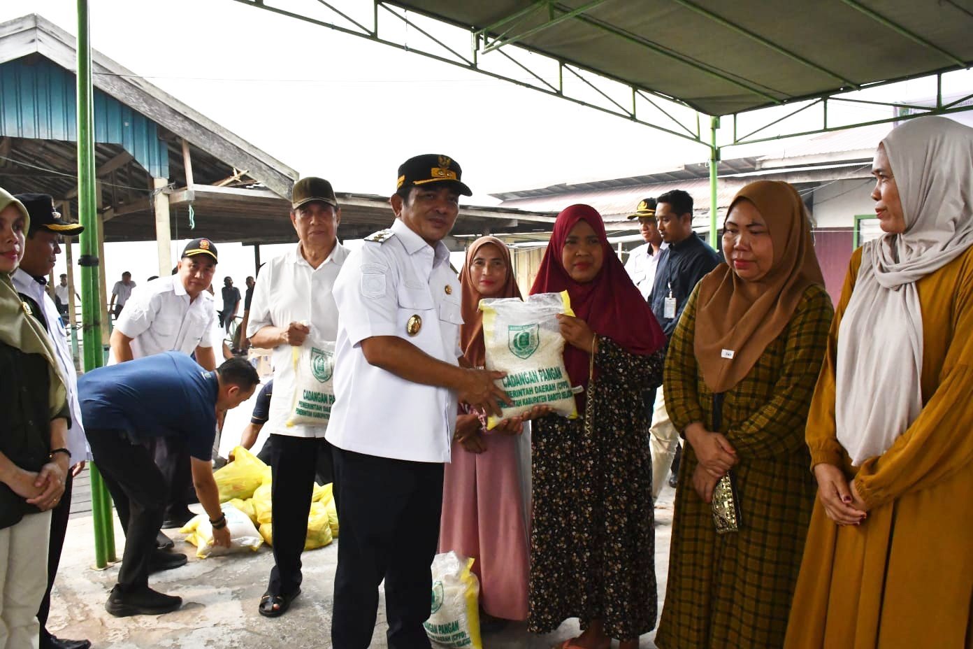 bupati-dan-wabup-barsel-salurkan-bansos-dan-cadangan-pangan-ke-rantau-bahuang,-keluarga-berisiko-stunting-jadi-perhatian