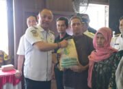 Bupati Eddy Raya Samsuri Dan Wakil Bupati Khristianto Yudha Salurkan Bansos dan Paket Pencegahan Stunting di Jenamas