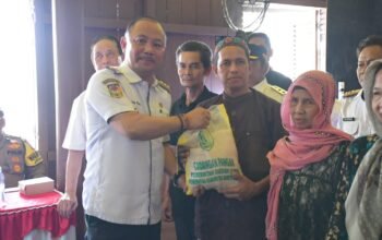 bupati-eddy-raya-samsuri-dan-wakil-bupati-khristianto-yudha-salurkan-bansos-dan-paket-pencegahan-stunting-di-jenamas