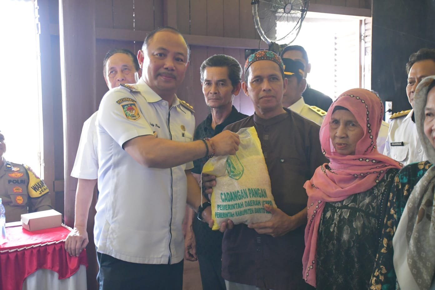 bupati-eddy-raya-samsuri-dan-wakil-bupati-khristianto-yudha-salurkan-bansos-dan-paket-pencegahan-stunting-di-jenamas